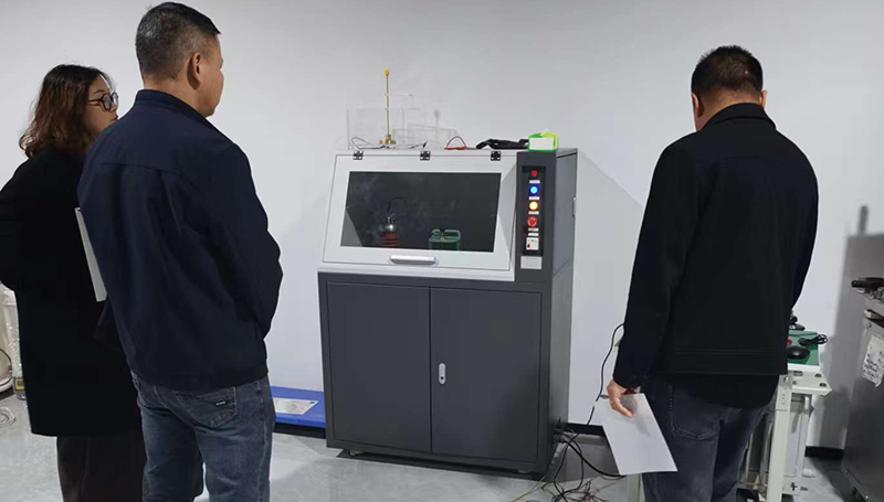 聚焦绝缘材料品质:客户到访武汉雷科电力开展击穿电压测试交流